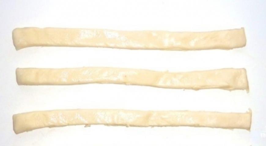 Режем размороженное слоеное тесто полосками