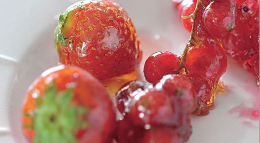 Рецепт Фрукты и ягоды в карамели