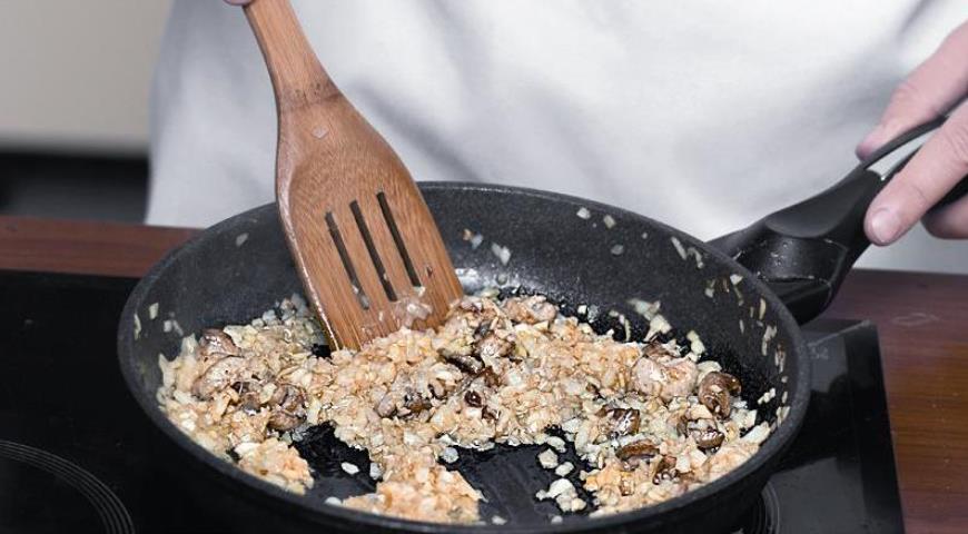 Фото приготовления рецепта: Фаршированная рисом утка, шаг №2