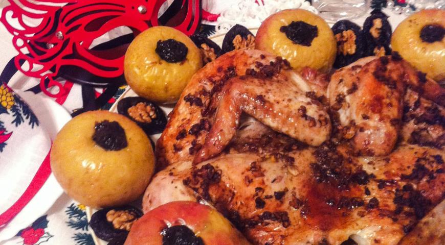 Рецепт праздничной курицы с яблоками, грецкими орехами и черносливом.