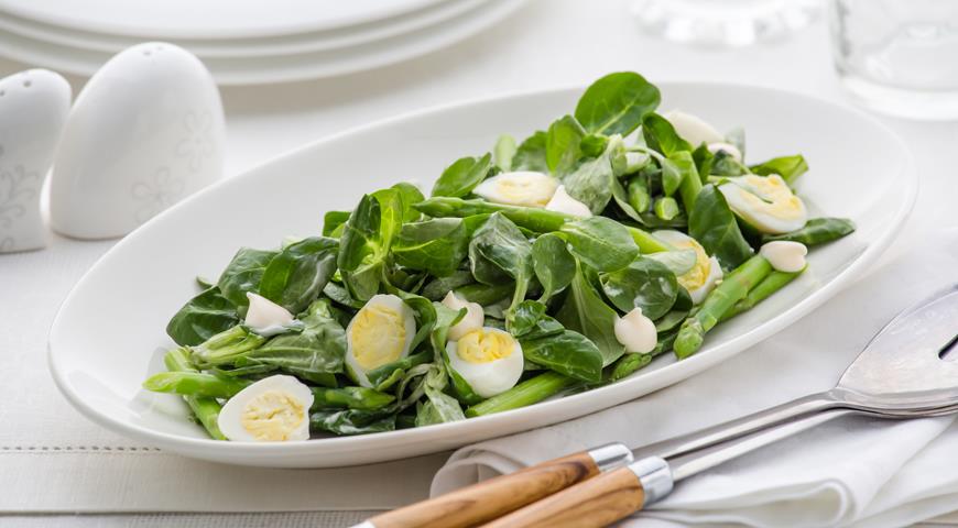 Рецепт Салат со спаржей и перепелиными яйцами