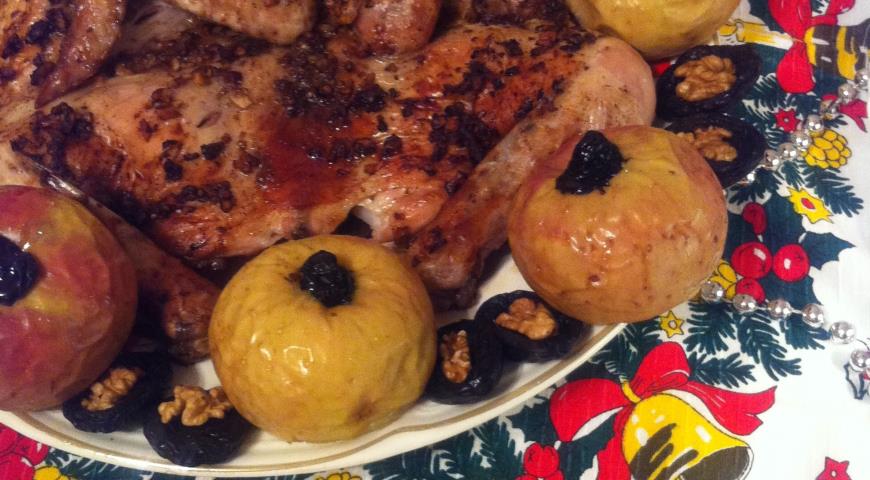 Готовим праздничную курицу с яблоками, грецкими орехами и черносливом.