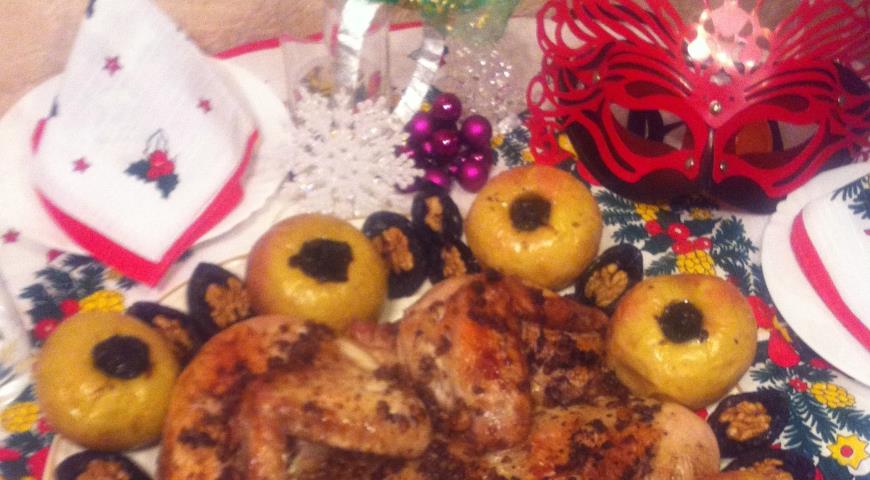 Праздничная курица с яблоками, грецкими орехами и черносливом готова