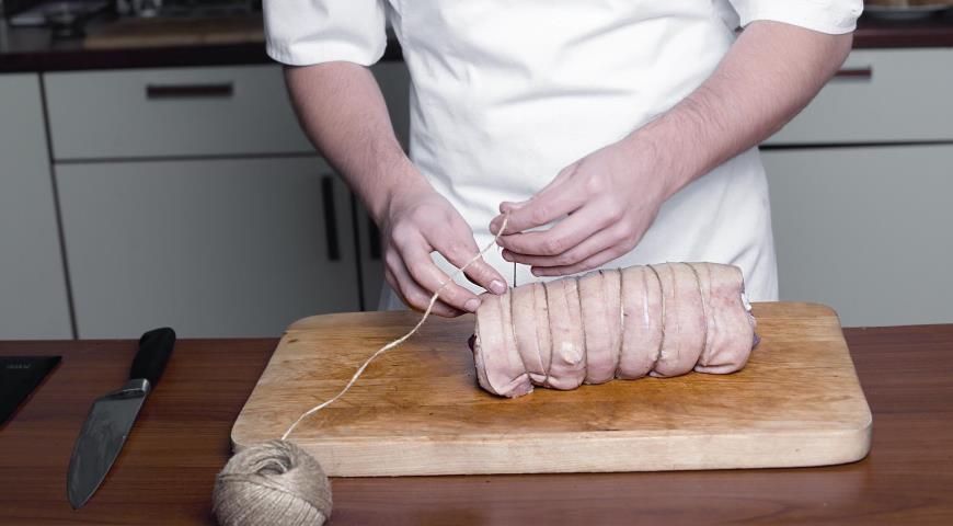 Фото приготовления рецепта: Свиная грудинка в медово-соевом маринаде, шаг №4