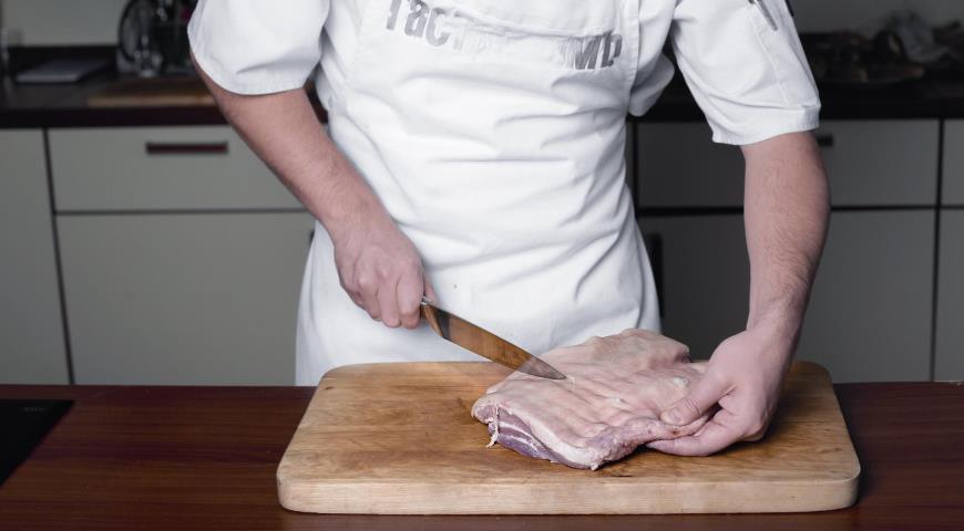 Фото приготовления рецепта: Свиная грудинка в медово-соевом маринаде, шаг №2