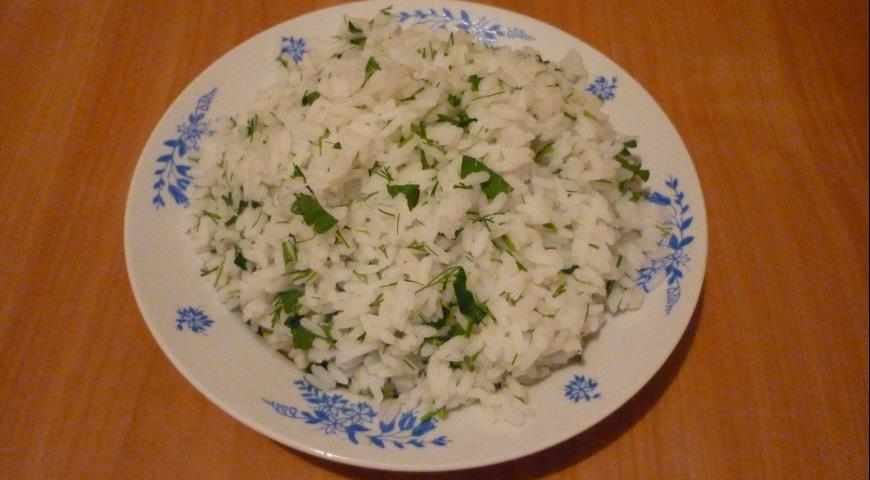 Смешиваем рис с зеленью