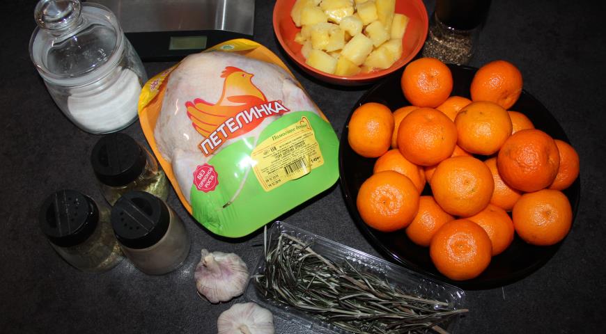 Подготавливаем ингредиенты: курицу, мандарины, ананас