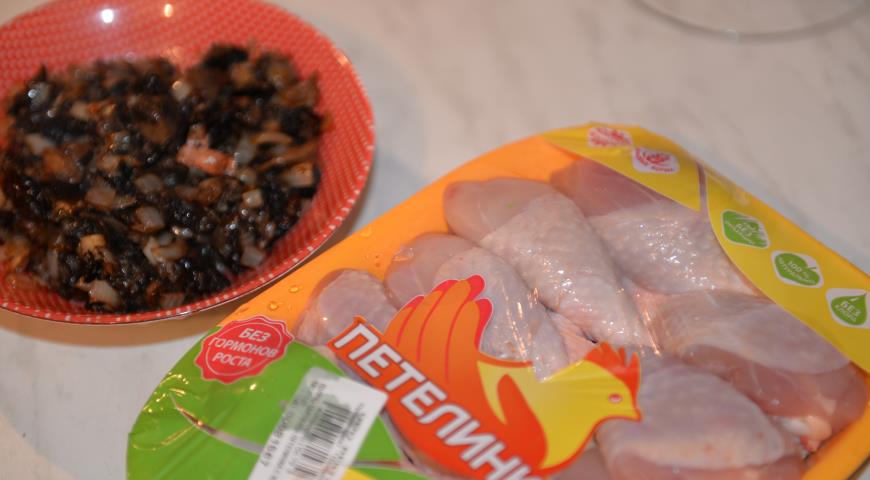 Подготавливаем ингредиенты: курица, тесто для мешочков, сыр и грибы для жульена