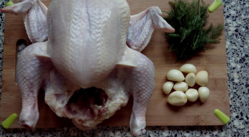 Подготавливаем цыпленка к запеканию