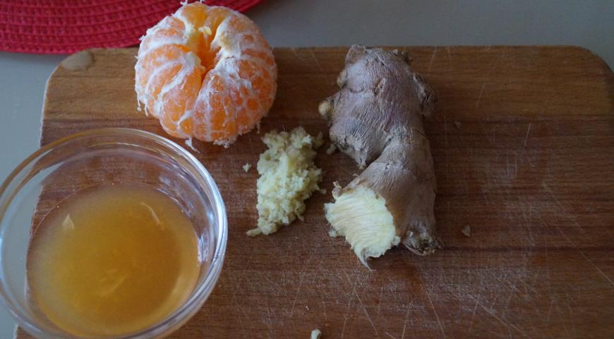 Подготавливаем маринад из имбиря, меда, чеснока и мандарина