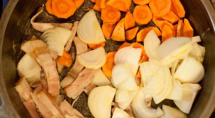 Обжариваем бекон с овощами на сковороде после говядины