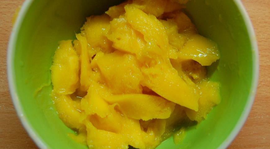 Нарезать манго для куриного салата
