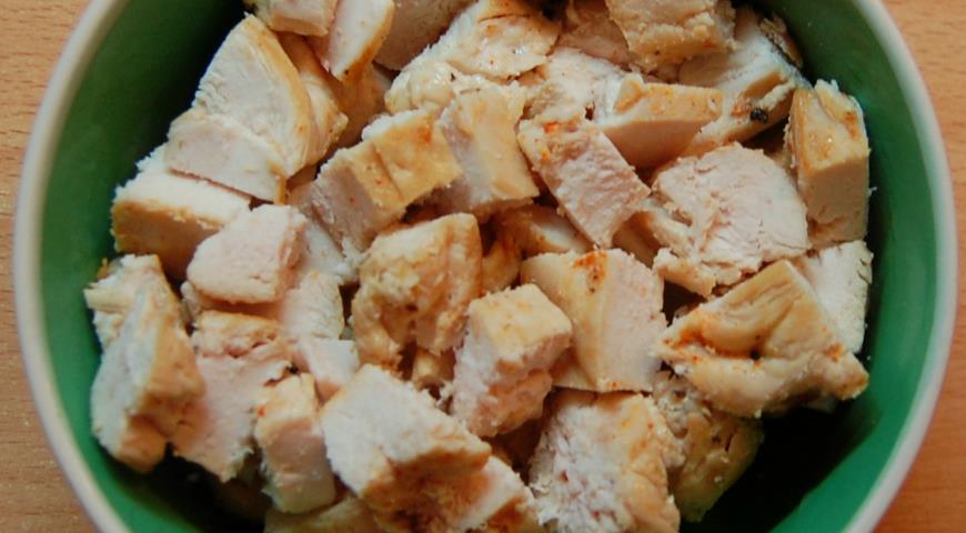 Нарезать куриное филе для приготовления салата