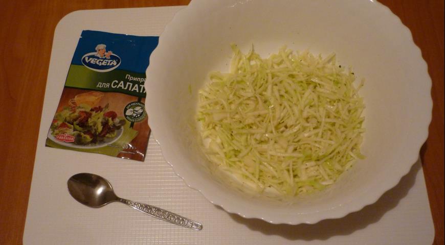 Нашинковать капусту, добавить приправу и помять ее для приготовления салата