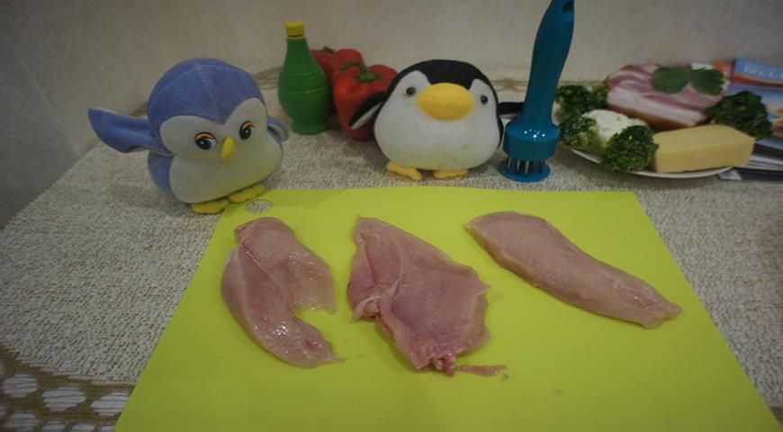Нарезать куриное филе, добавить соль и перец