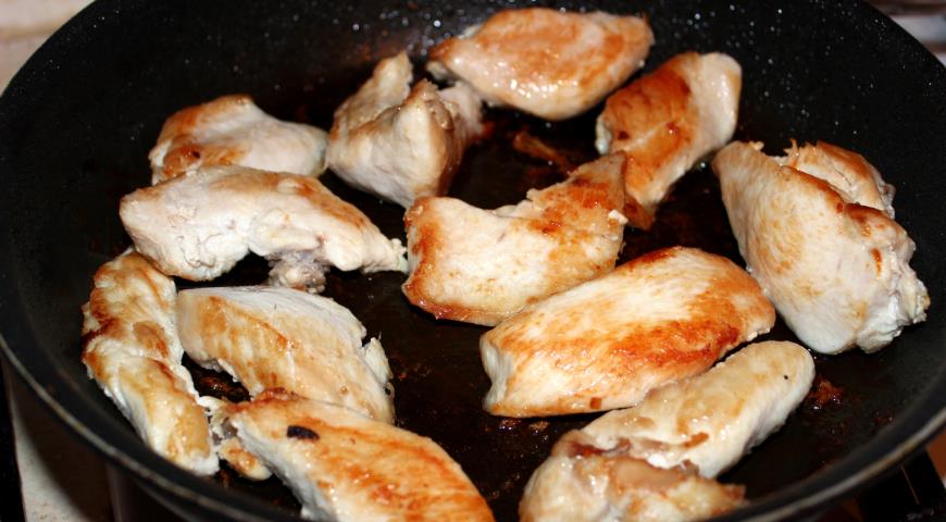 Сколько жарить кусочки филе. Жареное филе курицы. Курица кусочками на сковороде. Куриное филе кусочками на сковороде. Жареное филе курицы на сковороде.