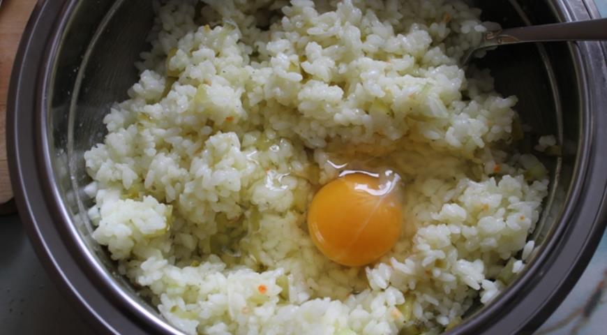 Добавить к рису лук, маринованный огурец и яйцо для приготовления пикантных шариков