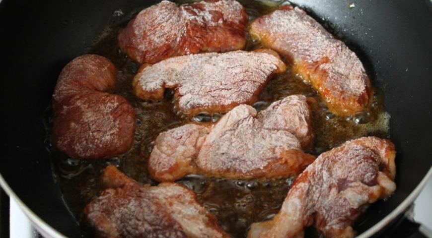 Обжарить филе ягненка в панировке из муки и паприки