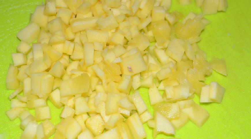 Нарезать мякоть манго для приготовления мангово-сливочного соуса