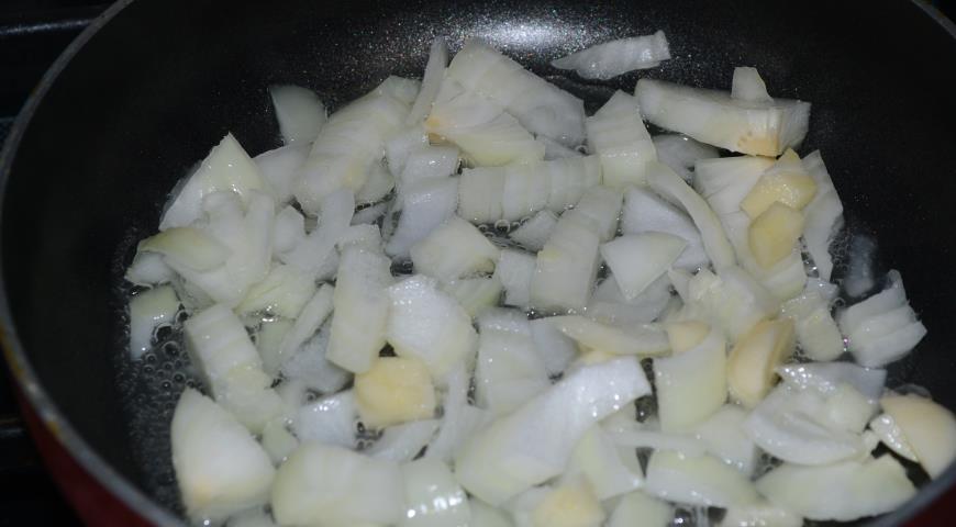 Нарезать овощи, потушить лук и чеснок для приготовления рыбных конвертиков