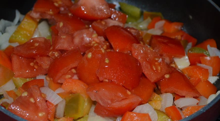 Добавить к овощам помидоры, болгарский перец, соль и приправу
