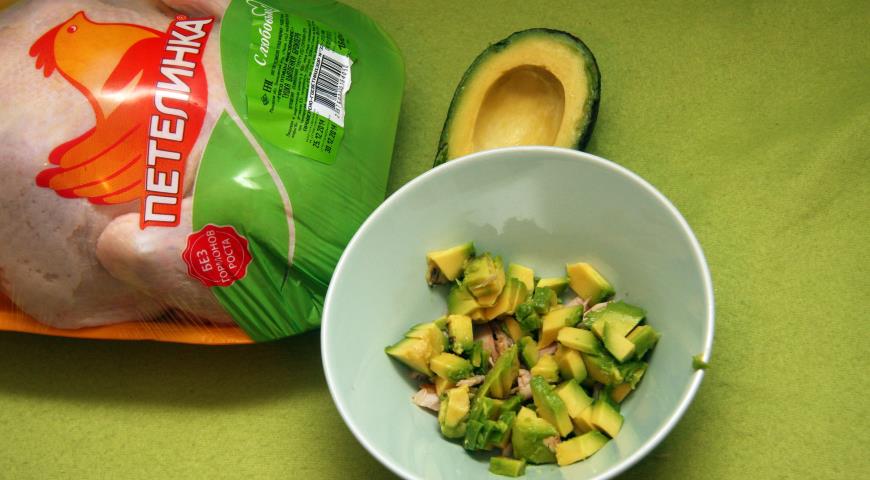 Нарезать мякоть авокадо, сохранить шкурку для дальнейшей сервировки салата