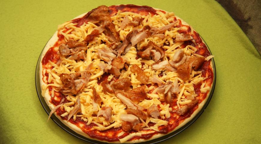 Распределить филе куриных крыльев по поверхности пиццы