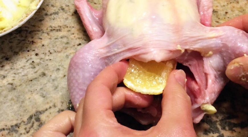 Курица, запеченная с лимоном и тимьяном готова к подаче