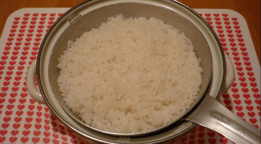 Отварить рис до готовности для гарнира к куриным крокетам