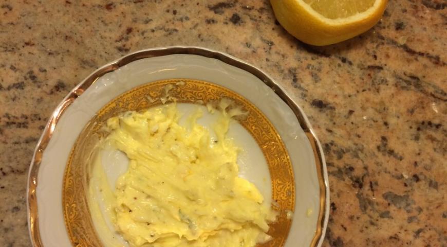 Смешать ингредиенты для приготовления курицы, запеченной с лимоном и тимьяном