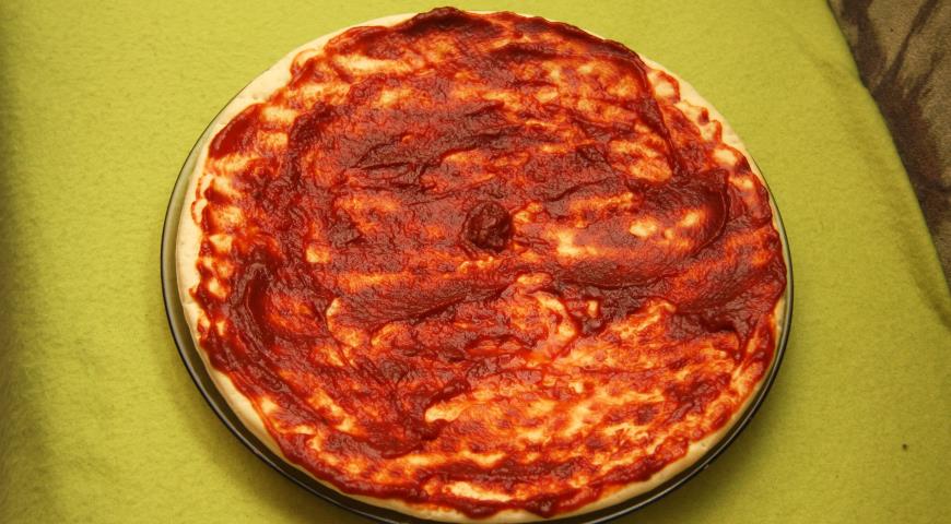 Распределить томатную пасту по основе для пиццы
