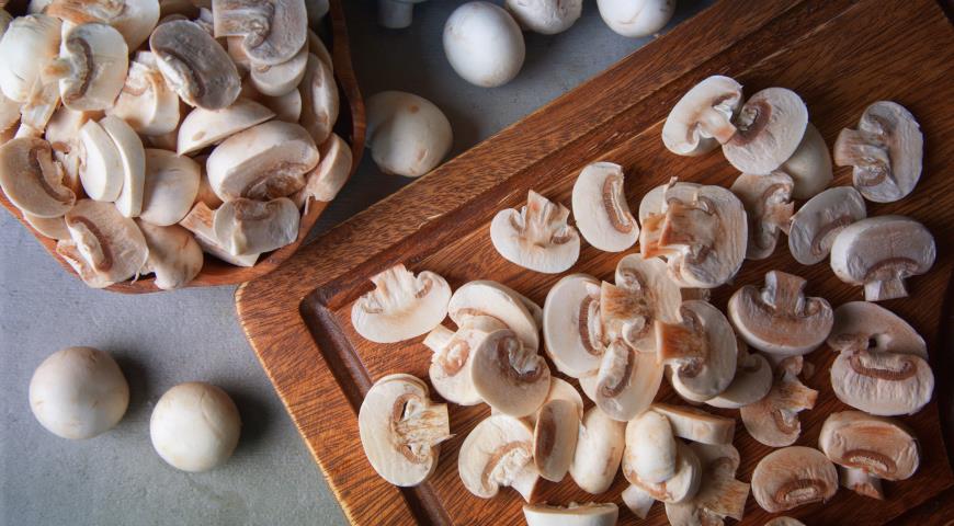 Промыть и нарезать грибы для приготовления мусса из курицы