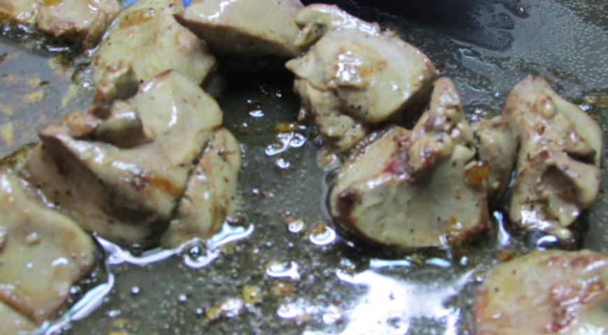 Обжарить куриную печень для приготовления террина