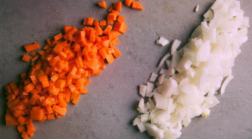 Нарезать морковь и лук для приготовления мусса