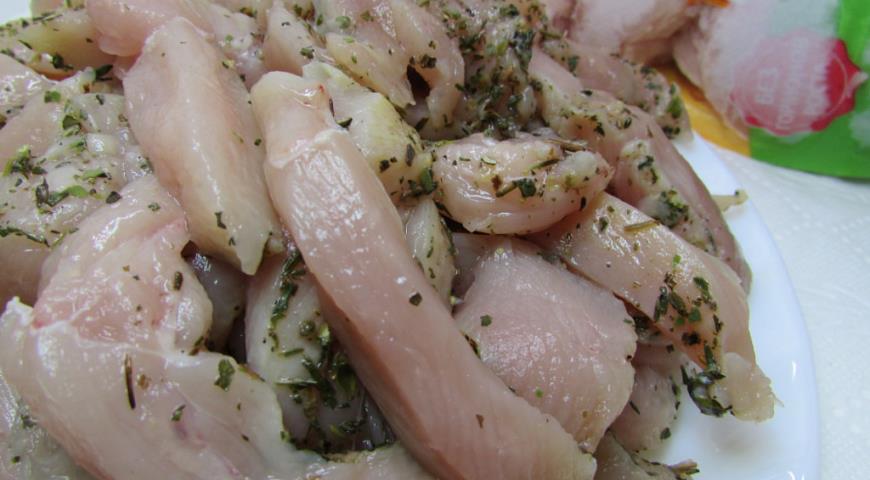 Нарезать маринованное филе для приготовления террина