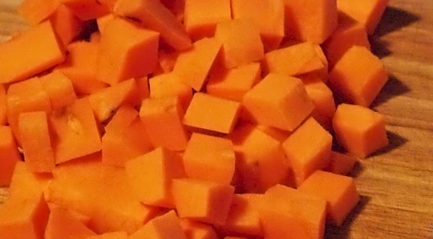Нарезать морковь и куриную мякоть для приготовления закуски