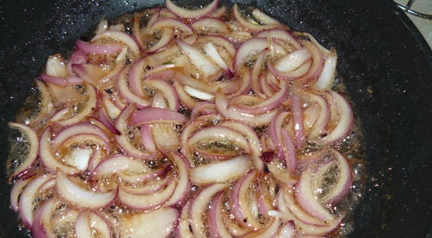 Карамелизовать лук для приготовления салата