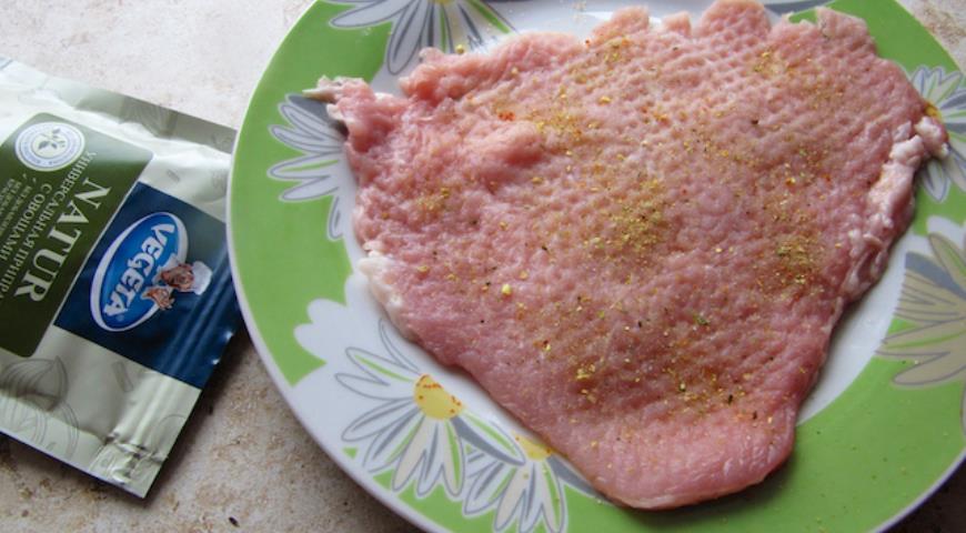 Отбить свинину, добавить перец и приправу для приготовления мясного шара