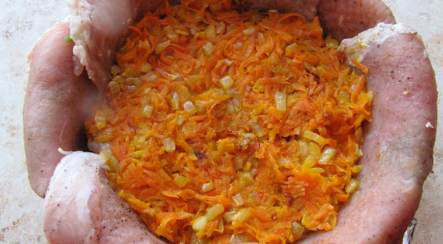 Распределить поверх куриного филе обжаренные лук и морковь