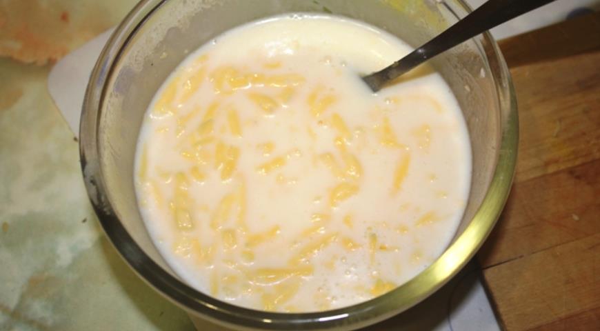 Взбить белки, сливки и тертый сыр для приготовления заливки киша