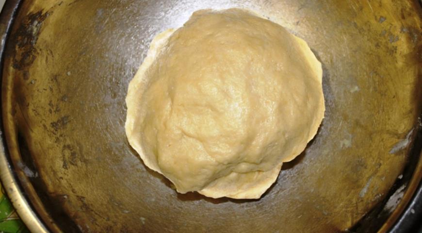 Сформировать тесто для киша в шар и поставить в холодильник на 1 час