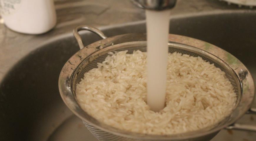 Тщательно промыть рис для приготовления плова