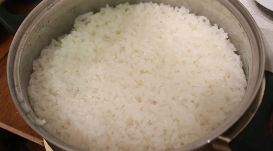 Смешать рис с заправкой и оставить остывать для приготовления роллов