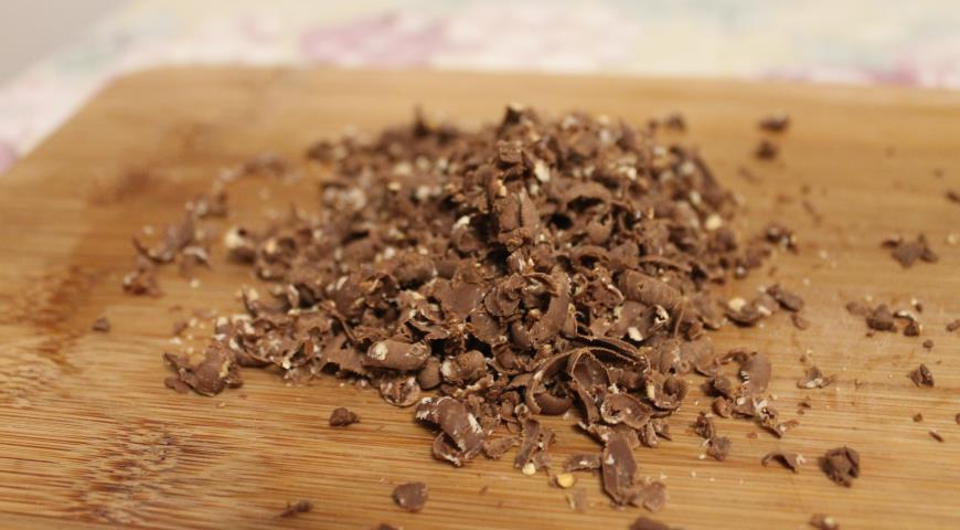 Натереть горький шоколад для приготовления тирамису