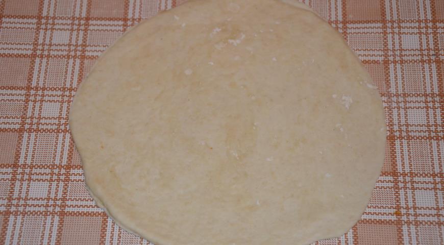 Разделить тесто и раскатать для приготовления хлебной тарелки