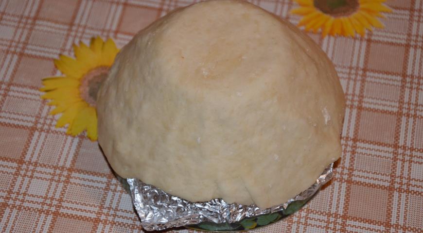 Выложить тесто на форму и запечь хлебные тарелочки до готовности