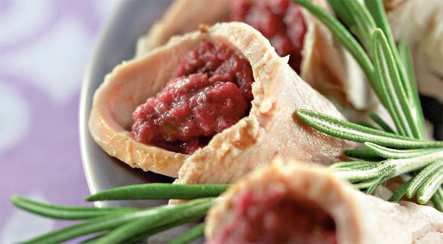 Рецепт Конвертики из свинины с вишневым соусом