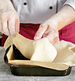 Фото приготовления рецепта: Луковый пирог с медом, шаг №3