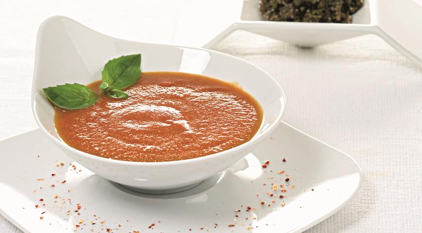 Суп из свежих помидоров с тапенадом 
