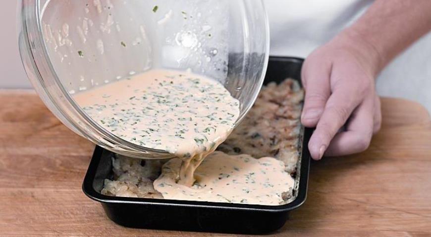 Фото приготовления рецепта: Картофельные квадратики с грибами, шаг №6